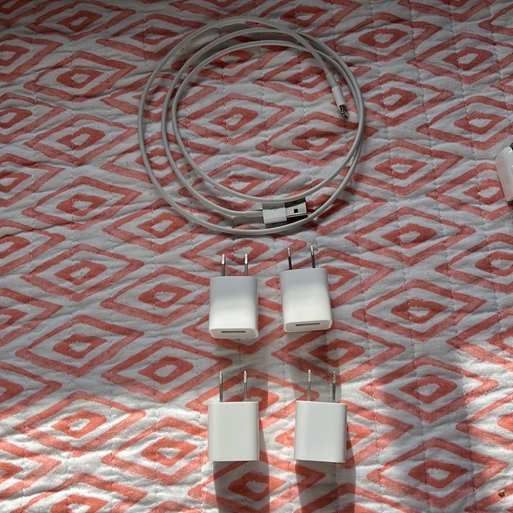 4 apple charging cubes and 1 cord